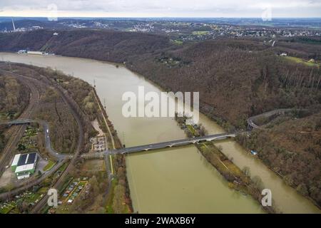 Luftbild, Ruhrhochwasser, Weihnachtshochwasser 2023, Fluss Ruhr tritt nach starken Regenfällen über die Ufer, Überschwemmungsgebiet Hengsteysee, Camping-Insel und Ruhrbrücke Dortmunder Straße, Boele, Hagen, Ruhrgebiet, Nordrhein-Westfalen, Deutschland ACHTUNGxMINDESTHONORARx60xEURO *** photo aérienne, inondation de la Ruhr, inondation de Noël 2023, rivière de la Ruhr déborde ses rives après de fortes pluies, zone inondable de Hengsteysee, île de camping et pont de la Ruhr Dortmunder Straße, Boele, Hagen, zone de la Ruhr, Rhénanie du Nord-Westphalie, Allemagne ATTENTIONxMINDESTHONORARx60xEURO Banque D'Images