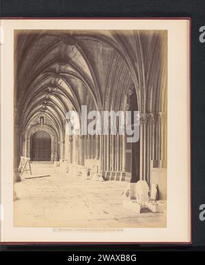 Vue sur l'entrée de la salle du chapitre dans le monastère de Battalha, Portugal, Charles Thurston Thompson, c. 1863 - en 1868 ou avant photographie support photographique de bataille Albumen print cloîtres  monastère monastère Batalha monastère Banque D'Images