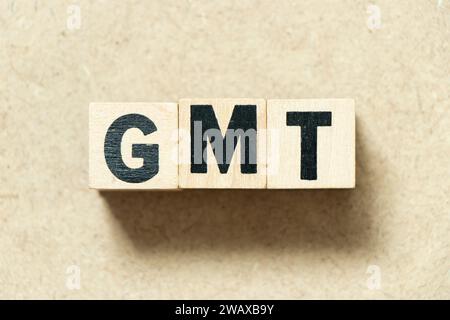 Bloc de lettres de l'alphabet dans le mot GMT (abréviation de Greenwich Mean Time) sur fond de bois Banque D'Images