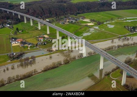 Luftbild, Ruhrhochwasser, Weihnachtshochwasser 2023, Fluss Ruhr tritt nach starken Regenfällen über die Ufer, Überschwemmungsgebiet Kettwiger Ruhraue mit Mintarder Ruhrtalbrücke der Autobahn A52, Menden und Ickten, Mülheim an der Ruhr, Ruhrgebiet, Nordrhein-Westro falen, Deutschland ACHTUNGxDESRLOW, Ruthrauve River Overview Ruthrows 2023, Ruthrows, Ruthrows, Ruthrows, Ruyour: plaine inondable de Kettwiger Ruhraue avec Mintarder Ruhrtalbrücke de l'autoroute A52, Menden et Ickten, Mülheim an der Ruhr, région de la Ruhr, Rhénanie du Nord-Westphalie, Allemagne ATTENTIONxMINDESTHONORA Banque D'Images