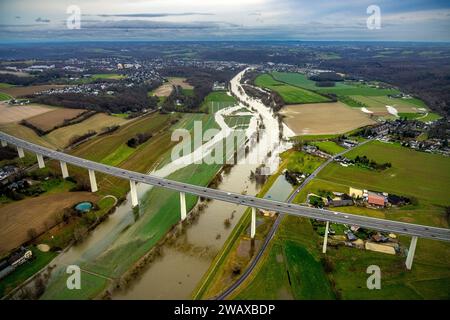 Luftbild, Ruhrhochwasser, Weihnachtshochwasser 2023, Fluss Ruhr tritt nach stasken Regenfällen über die Ufer, Überschwemmungsgebiet Kettwiger Ruhraue mit Mintarder Ruhrtalbrücke der Autobahn A52, Saarn, Mülheim an der Ruhr, Ruhrgebiet, Nordrhein-Westfalen, Deutschland ACHTUNGxMINDESTHONORAORAITS Rainbow River Overview de Noël 2023, Ruhr plaine inondable de Kettwiger Ruhraue avec Mintarder Ruhrtalbrücke de l'autoroute A52, Sarn, Mülheim an der Ruhr, région de Ruhr, Rhénanie du Nord-Westphalie, Allemagne ATTENTIONXMINDESTHONORARx60xEURO Banque D'Images