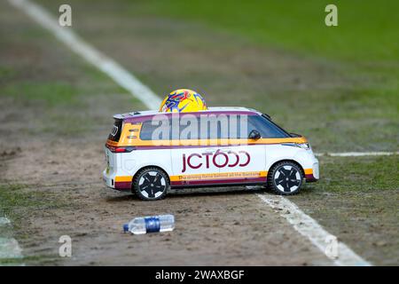 Stade de l'Université de Bradford, Bradford, Angleterre - 6 janvier 2024 le ballon de match attend d'être livré à l'arbitre - avant le match Bradford City v Crawley Town, Sky Bet League Two, 2023/24, le stade de l'Université de Bradford, Bradford, Angleterre - 6 janvier 2024 crédit: Mathew Marsden/WhiteRosePhotos/Alamy Live News Banque D'Images