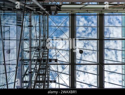 Toit en verre et façade de maison, Université Humboldt de Berlin, Johann Von Neumann Haus, Berlin Adlershof, Allemagne Banque D'Images