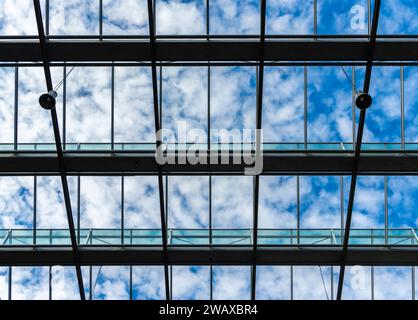 Toit en verre et façade de maison, Université Humboldt de Berlin, Johann Von Neumann Haus, Berlin Adlershof, Allemagne Banque D'Images