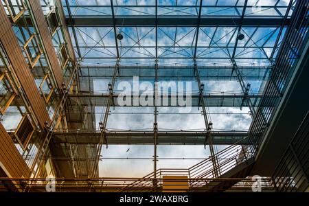 Toit en verre et façade de maison, Université Humboldt de Berlin, Johann Von Neumann Haus, Berlin Adlershof, Allemagne Banque D'Images