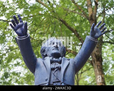 BAYREUTH, ALLEMAGNE - CIRCA JUIN 2022 : Statue en plastique bleu de Siegfried Wagner par le sculpteur Ottmar Hoerl Circa 2013 Banque D'Images