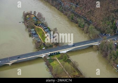 Luftbild, Ruhrhochwasser, Weihnachtshochwasser 2023, Fluss Ruhr tritt nach starken Regenfällen über die Ufer, Überschwemmungsgebiet Hengsteysee, Camping-Insel und Ruhrbrücke Dortmunder Straße, Boele, Hagen, Ruhrgebiet, Nordrhein-Westfalen, Deutschland ACHTUNGxMINDESTHONORARx60xEURO *** photo aérienne, inondation de la Ruhr, inondation de Noël 2023, rivière de la Ruhr déborde ses rives après de fortes pluies, zone inondable de Hengsteysee, île de camping et pont de la Ruhr Dortmunder Straße, Boele, Hagen, zone de la Ruhr, Rhénanie du Nord-Westphalie, Allemagne ATTENTIONxMINDESTHONORARx60xEURO Banque D'Images