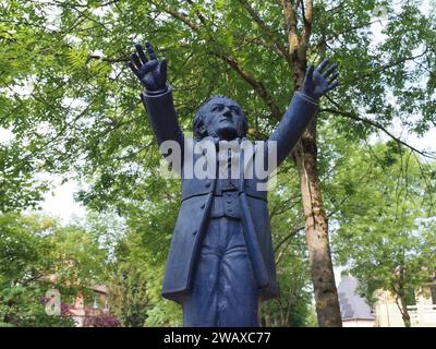 BAYREUTH, ALLEMAGNE - CIRCA JUIN 2022 : Statue en plastique bleu de Siegfried Wagner par le sculpteur Ottmar Hoerl Circa 2013 Banque D'Images