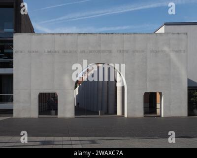 NUREMBERG, ALLEMAGNE - VERS JUIN 2022 : la rue des droits de l'homme Traduction la voie des droits de l'homme Banque D'Images