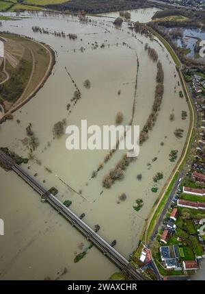 Luftbild, Ruhrhochwasser, Weihnachtshochwasser 2023, Fluss Ruhr tritt nach starken Regenfällen über die Ufer, Überschwemmungsgebiet Energiepark Styrumer Ruhrbogen, Bäume im Wasser, Alstaden, Oberhausen, Ruhrgebiet, Nordrhein-Westfalen, Deutschland ACHTUNGxMINDESTHONORARx60xEURO *** photo aérienne, inondation de la Ruhr, inondation de Noël 2023, la rivière Ruhr déborde ses rives après de fortes pluies, zone inondée du parc énergétique de Styrumer Ruhrbogen, arbres dans l'eau, Alstaden, Oberhausen, région de la Ruhr, Rhénanie du Nord-Westphalie, Allemagne ATTENTIONxMINDESTHONORARx60xEURO Banque D'Images