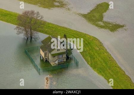 Luftbild, Ruhrhochwasser, Weihnachtshochwasser 2023, Fluss Ruhr tritt nach starken Regenfällen über die Ufer, Überschwemmungsgebiet, Bäume und einzelnes Haus im Wasser nahe der A45 Autobahnbrücke Schwerte Ergste, Wandhofen, Schwerte, Ruhrgebiet, Nordrhein-Westfalen, Deutschland ACHTUNGxMINDESTHONORARx60xEURO *** vue aérienne, inondation de la Ruhr, inondation de Noël 2023, rivière Ruhr déborde ses rives après de fortes pluies, zone inondable, arbres et maison individuelle dans l'eau près du pont de l'autoroute A45 Schwerte Ergste, Wandhofen, Schwerte, région de la Ruhr, Rhénanie du Nord-Westphalie, Allemagne ATTENTIONxMINDESTHONORARx60xE Banque D'Images