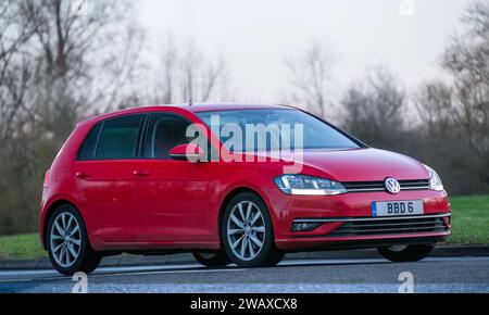 Stony Stratford, Royaume-Uni 1 janvier 2024. 2018 rouge Volkswagen Golf voiture à moteur diesel arrivant à Stony Stratford pour le millésime et la classe du jour de l'an Banque D'Images