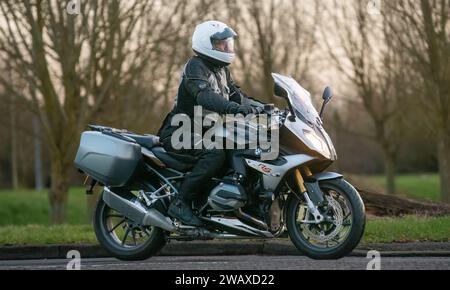 Stony Stratford, Royaume-Uni 1 janvier 2024. BMW R1200RS moto sport-Touring arrivant à Stony Stratford pour le nouvel an vintage et classique v Banque D'Images