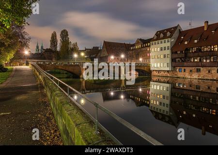 Blick entland des Nägleinsufer in der Nürnberger Altstadt BEI Nacht in Richtung Maxbrücle. In der Ferne sieht man die Türme der Lorenzkirche. Die Fenster der Fachwerkhäuser sind alle Hell erleuchtet. Nürnberg Bayern Deutschland *** vue le long du Nägleinsufer dans la vieille ville de Nuremberg la nuit vers Maxbrücle au loin, vous pouvez voir les tours de la Lorenzkirche les fenêtres des maisons à colombages sont toutes brillamment éclairées Nuremberg Bavière Allemagne 20221105-2024 11 Banque D'Images