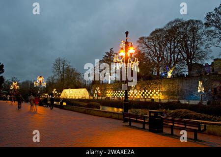 Les lumières de Noël le long de la rivière Medway à Tonbridge, Kent, Royaume-Uni Banque D'Images