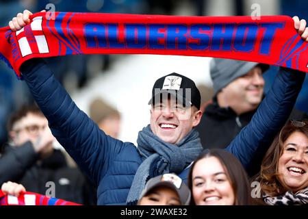 Strictly Come Dancing danseur professionnel Kai Widdrington tient une écharpe Aldershot Town avant le match du troisième tour de la coupe FA Emirates aux Hawthorns, West Bromwich. Date de la photo : dimanche 7 janvier 2024. Banque D'Images