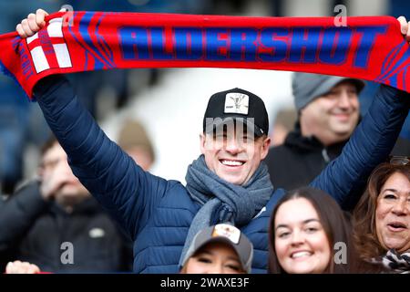 Strictly Come Dancing danseur professionnel Kai Widdrington tient une écharpe Aldershot Town avant le match du troisième tour de la coupe FA Emirates aux Hawthorns, West Bromwich. Date de la photo : dimanche 7 janvier 2024. Banque D'Images