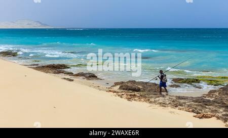 Boa Vista, Cap-Vert- 25 mars 2018 : pêcheur longeant la côte . Photo de haute qualité Banque D'Images