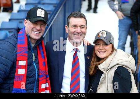 Venez Dancing Dancer le danseur professionnel Kai Widdrington (à gauche), le Manager d'Aldershot Town Tommy Widdrington et Tia Widdrington (à droite) avant le match du troisième tour de la FA Cup de l'Emirates aux Hawthorns, West Bromwich. Date de la photo : dimanche 7 janvier 2024. Banque D'Images
