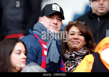 Strictement venez danser le danseur professionnel Kai Widdrington (à gauche) avec sa mère Candice avant le match du troisième tour de la coupe FA Emirates aux Hawthorns, West Bromwich. Date de la photo : dimanche 7 janvier 2024. Banque D'Images
