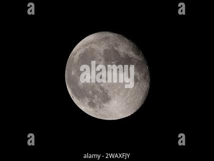 La lune déclinante qui brille dans le ciel nocturne le 1 septembre 2023 au-dessus d'Ottawa, Canada Banque D'Images