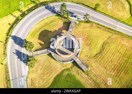 Sanctuaire militaire de Reschenpass dans le village de Burgeis vue aérienne, région du Trentin-Haut-Adige en Italie Banque D'Images