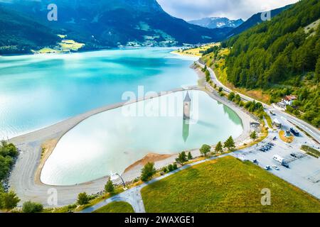 CURON Venosta. Clocher submergé à Graun im Vinschgau sur le lac Reschen vue aérienne du paysage alpin, région du Tyrol du Sud Italie Banque D'Images