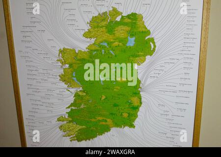 Dublin, Irlande - 3 janvier 2024 : une photo de la carte de l'Irlande encadrée sur le mur. Banque D'Images
