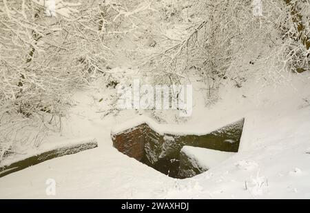 Bunker souterrain de vieux murs de briques en hiver après la neige Banque D'Images