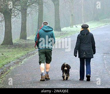 Glasgow, Écosse, Royaume-Uni. 7 janvier 2024. UK Météo : nuit glaciale avec ciel clair a vu une journée brumeuse froide pour les habitants dans le parc kelvingrove à l'extrémité ouest de la ville. Crédit Gerard Ferry/Alamy Live News Banque D'Images