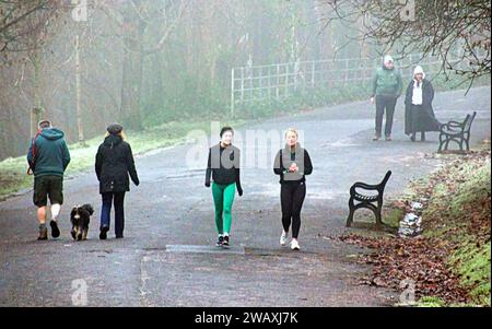 Glasgow, Écosse, Royaume-Uni. 7 janvier 2024. UK Météo : nuit glaciale avec ciel clair a vu une journée brumeuse froide pour les habitants dans le parc kelvingrove à l'extrémité ouest de la ville. Crédit Gerard Ferry/Alamy Live News Banque D'Images