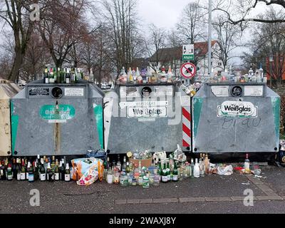 Freiburg Themenbild - Glascontainer, Glasrecycling, Recycling, Mülltrennung, Glassammelstelle, Altglas, überfüllter Flaschencontainer, Verpackungsglas Themenbild - Glascontainer, Glasrecycling, Recycling, Mülltrennung, Glassammelstelle, Altglas, überfüllter Flaschencontainer, Verpackungsglas Ein überfüllter Glascontainer mit verschiedenen Glasflaschen, Sektflaschen, Saftflaschen, Weinflaschen, Bierflaschen, Grünglas, Weißglas, Braunglas. Altglas ist Verpackungsglas, das zum Zweck der Wiederverwertung gesammelt wird. Dazu werden die gebrauchten Glasflaschen und Konservengläser in bereitgestellt Banque D'Images