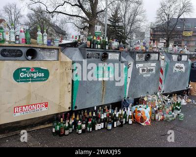 Freiburg Themenbild - Glascontainer, Glasrecycling, Recycling, Mülltrennung, Glassammelstelle, Altglas, überfüllter Flaschencontainer, Verpackungsglas Themenbild - Glascontainer, Glasrecycling, Recycling, Mülltrennung, Glassammelstelle, Altglas, überfüllter Flaschencontainer, Verpackungsglas Ein überfüllter Glascontainer mit verschiedenen Glasflaschen, Sektflaschen, Saftflaschen, Weinflaschen, Bierflaschen, Grünglas, Weißglas, Braunglas. Altglas ist Verpackungsglas, das zum Zweck der Wiederverwertung gesammelt wird. Dazu werden die gebrauchten Glasflaschen und Konservengläser in bereitgestellt Banque D'Images