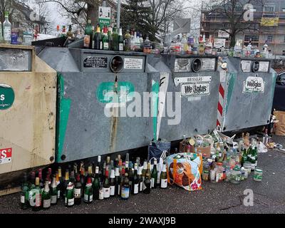 Freiburg Themenbild - Glascontainer, Glasrecycling, Recycling, Mülltrennung, Glassammelstelle, Altglas, überfüllter Flaschencontainer, Verpackungsglas Themenbild - Glascontainer, Glasrecycling, Recycling, Mülltrennung, Glassammelstelle, Altglas, überfüllter Flaschencontainer, Verpackungsglas Ein überfüllter Glascontainer mit verschiedenen Glasflaschen, Sektflaschen, Saftflaschen, Weinflaschen, Bierflaschen, Grünglas, Weißglas, Braunglas. Altglas ist Verpackungsglas, das zum Zweck der Wiederverwertung gesammelt wird. Dazu werden die gebrauchten Glasflaschen und Konservengläser in bereitgestellt Banque D'Images