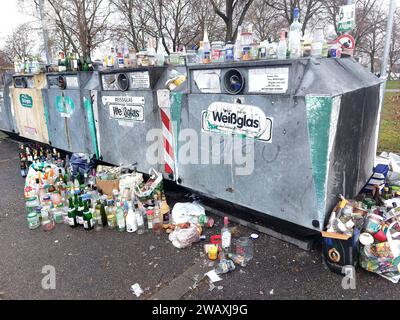 Freiburg Themenbild - Glascontainer, Glasrecycling, Recycling, Mülltrennung, Glassammelstelle, Altglas, überfüllter Flaschencontainer, Verpackungsglas Themenbild - Glascontainer, Glasrecycling, Recycling, Mülltrennung, Glassammelstelle, Altglas, überfüllter Flaschencontainer, Verpackungsglas Ein überfüllter Glascontainer mit verschiedenen Glasflaschen, Sektflaschen, Saftflaschen, Weinflaschen, Bierflaschen, Grünglas, Weißglas, Braunglas. Altglas ist Verpackungsglas, das zum Zweck der Wiederverwertung gesammelt wird. Dazu werden die gebrauchten Glasflaschen und Konservengläser in bereitgestellt Banque D'Images