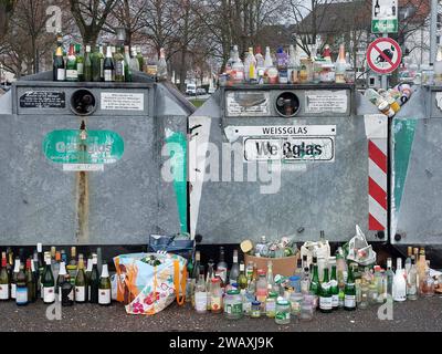 Freiburg Themenbild - Glascontainer, Glasrecycling, Recycling, Mülltrennung, Glassammelstelle, Altglas, überfüllter Flaschencontainer, Verpackungsglas Themenbild - Glascontainer, Glasrecycling, Recycling, Mülltrennung, Glassammelstelle, Altglas, überfüllter Flaschencontainer, Verpackungsglas Ein überfüllter Glascontainer mit verschiedenen Glasflaschen, Sektflaschen, Saftflaschen, Weinflaschen, Bierflaschen, Grünglas, Weißglas, Braunglas. Altglas ist Verpackungsglas, das zum Zweck der Wiederverwertung gesammelt wird. Dazu werden die gebrauchten Glasflaschen und Konservengläser in bereitgestellt Banque D'Images