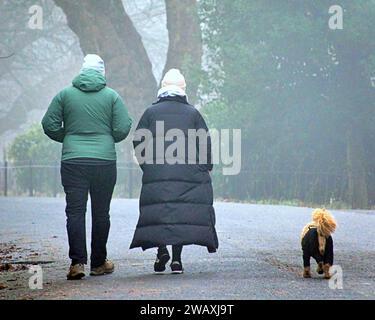 Glasgow, Écosse, Royaume-Uni. 7 janvier 2024. UK Météo : nuit glaciale avec ciel clair a vu une journée brumeuse froide pour les habitants dans le parc kelvingrove à l'extrémité ouest de la ville. Crédit Gerard Ferry/Alamy Live News Banque D'Images