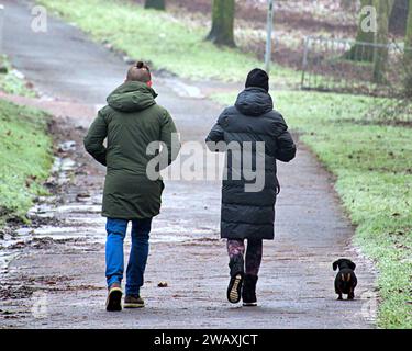 Glasgow, Écosse, Royaume-Uni. 7 janvier 2024. UK Météo : nuit glaciale avec ciel clair a vu une journée brumeuse froide pour les habitants dans le parc kelvingrove à l'extrémité ouest de la ville. Crédit Gerard Ferry/Alamy Live News Banque D'Images