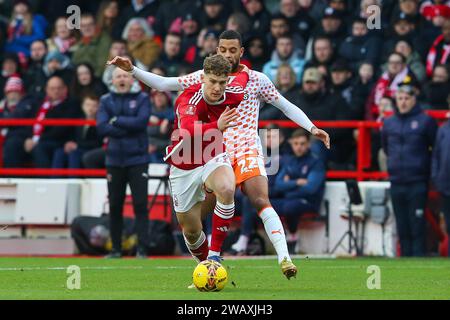 Ryan Yates de Nottingham Forest tient CJ Hamilton de Blackpool lors du match du troisième tour de la coupe FA Emirates Nottingham Forest vs Blackpool à City Ground, Nottingham, Royaume-Uni, le 7 janvier 2024 (photo de Gareth Evans/News Images) crédit : News Images LTD/Alamy Live News Banque D'Images