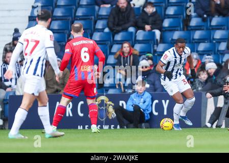 West Bromwich, Royaume-Uni. 07 janvier 2024. Jovan Malcolm, #32 de West Bromwich Albion, sur le ballon lors de l'Emirates FA Cup match entre West Bromwich Albion et Aldershot Town aux Hawthorns, West Bromwich, Angleterre le 7 janvier 2024. Photo de Stuart Leggett. Usage éditorial uniquement, licence requise pour un usage commercial. Aucune utilisation dans les Paris, les jeux ou les publications d'un seul club/ligue/joueur. Crédit : UK Sports pics Ltd/Alamy Live News Banque D'Images