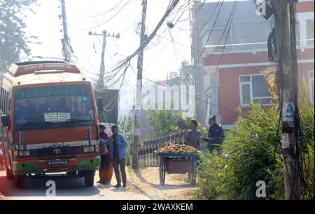 Katmandou, Népal novembre 29 2023 : le bus touristique local s'arrête au bord de la route. Katmandou vieille ville est la capitale et la ville la plus peuplée du Népal. il y en a Banque D'Images