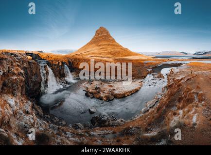 Soirée fantastique avec le volcan Kirkjufell sur la côte de la péninsule de Snaefellsnes. Scène matinale pittoresque et magnifique. Lieu célèbre Banque D'Images