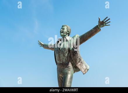 Sculpture en bronze à Domenico Modugno, musicien et homme politique italien, sur le front de mer à Polignano a Mare, province de Bari, Pouilles, Italie Banque D'Images