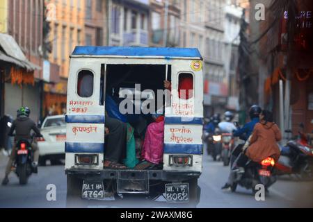 Katmandou, Népal novembre 29 2023 : Songthaew avec des passagers bondés est en route. Katmandou vieille ville est la capitale et la ville la plus peuplée du Népal. Banque D'Images