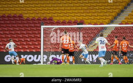 Brisbane, Australie. 6 janvier 2024. Fabio Gomez (9 Sydney) marque le premier but lors d'un Isuzu Ute A League Match. Banque D'Images