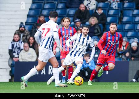 West Bromwich, Royaume-Uni. 07 janvier 2024. Alex Mowatt de West Bromwich Albion en action lors de l'Emirates FA Cup match entre West Bromwich Albion et Aldershot Town aux Hawthorns, West Bromwich, Angleterre le 7 janvier 2024. Photo de Stuart Leggett. Usage éditorial uniquement, licence requise pour un usage commercial. Aucune utilisation dans les Paris, les jeux ou les publications d'un seul club/ligue/joueur. Crédit : UK Sports pics Ltd/Alamy Live News Banque D'Images