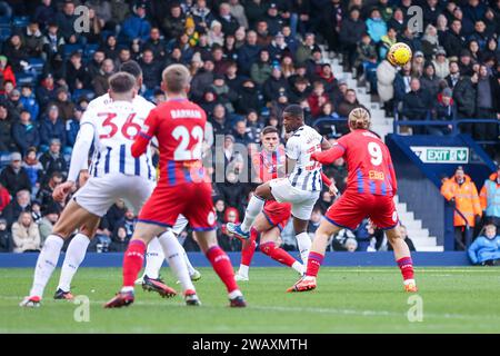 West Bromwich, Royaume-Uni. 07 janvier 2024. Jovan Malcolm de West Bromwich Albion parvient à faire glisser le ballon alors que les visiteurs attaquent lors du match de FA Cup entre West Bromwich Albion et Aldershot Town aux Hawthorns, West Bromwich, Angleterre le 7 janvier 2024. Photo de Stuart Leggett. Usage éditorial uniquement, licence requise pour un usage commercial. Aucune utilisation dans les Paris, les jeux ou les publications d'un seul club/ligue/joueur. Crédit : UK Sports pics Ltd/Alamy Live News Banque D'Images