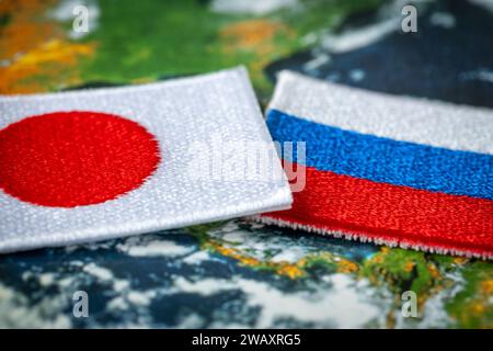 Drapeaux du Japon et de la Russie, concept politique et historique, relations mutuelles difficiles et différends entre la Russie et le Japon, gros plan Banque D'Images