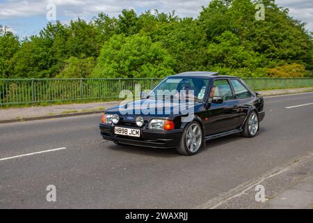 Années 1990 90 Nineties Black Ford Escort RS Turbo Black car Hatchback essence 1597 cc ; traverser le pont d'autoroute dans le Grand Manchester, Royaume-Uni Banque D'Images