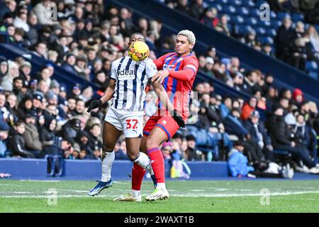 7 janvier 2024 : The Hawthorns, West Bromwich, West Midlands, Angleterre ; FA Cup Third Round football, West Bromwich Albion contre Aldershot Town ; Jovan Malcolm de WBA retient Coby Rowe d'Aldershot Banque D'Images